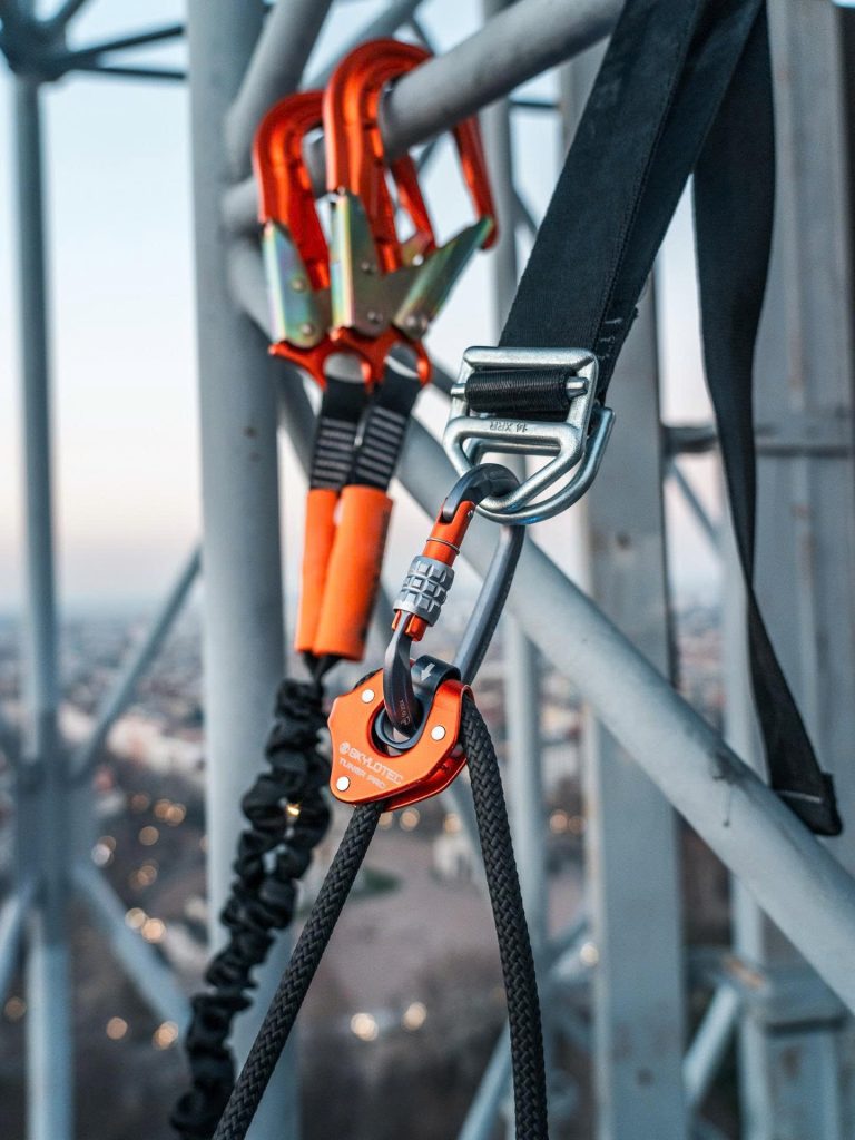 Carabiner thành phấn kết nối giữa các thiết bị chống rơi