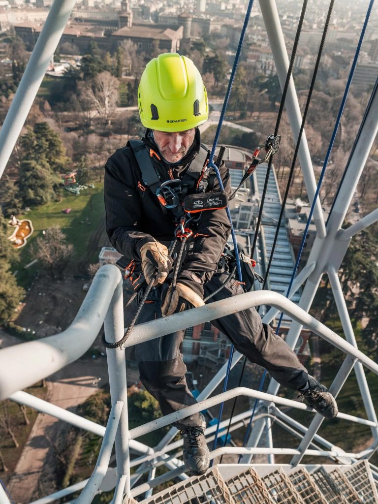 PPE thiết bị bảo vệ cá nhân khi làm việc trên cao