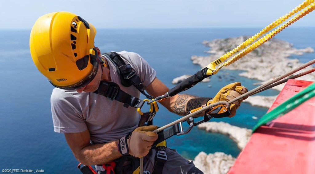 Sử dụng dây đai an toàn đạt chuẩn sẽ giúp bạn tránh rủi ro té ngã khi làm việc trên cao