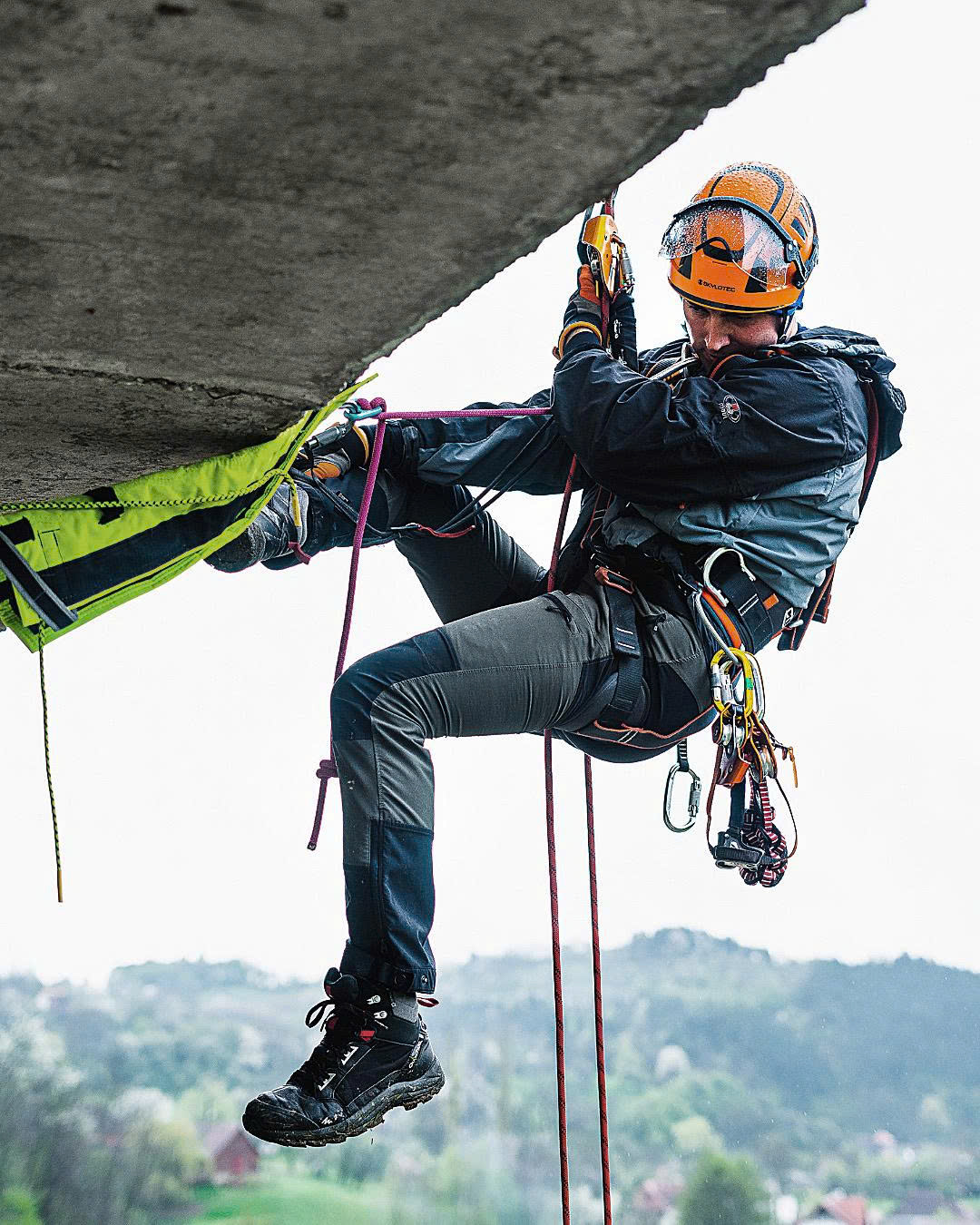 Trang bị dây đai an toàn đạt chuẩn khi làm việc trên cao để tránh rủi rỏ