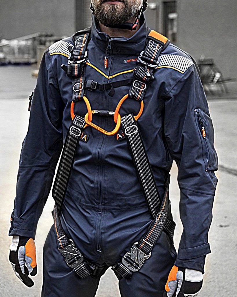 Dây đai an toàn là một thiết bị ppe làm việc trên cao giúp bảo vệ và phân tán lực khi xảy ra rơi ngã