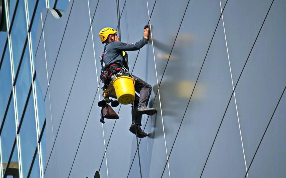 Rope access là phương pháp tiếp cận và làm việc trên cao bằng dây