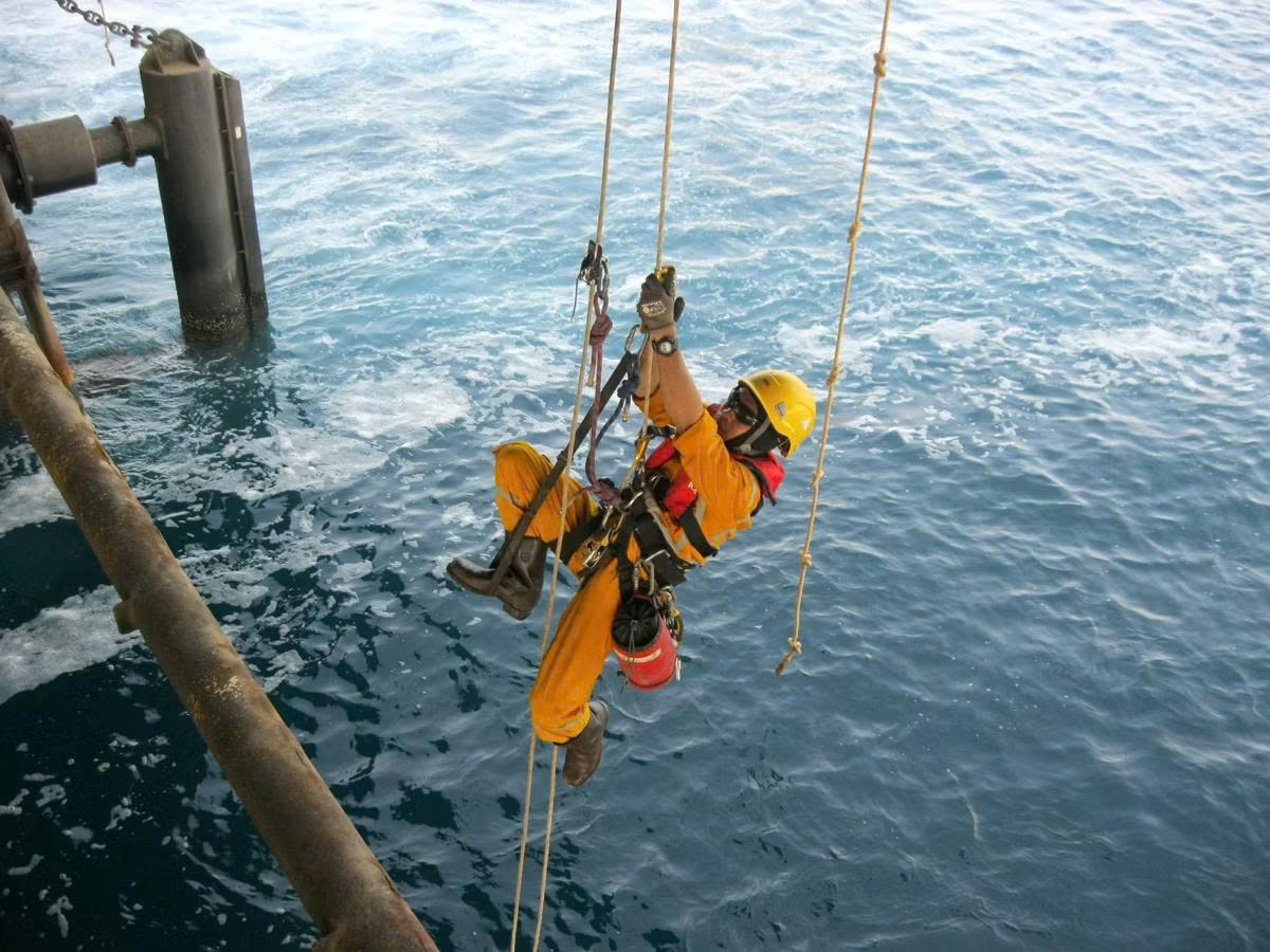 Rope access là phương pháp tiếp cận và làm việc trên cao bằng dây