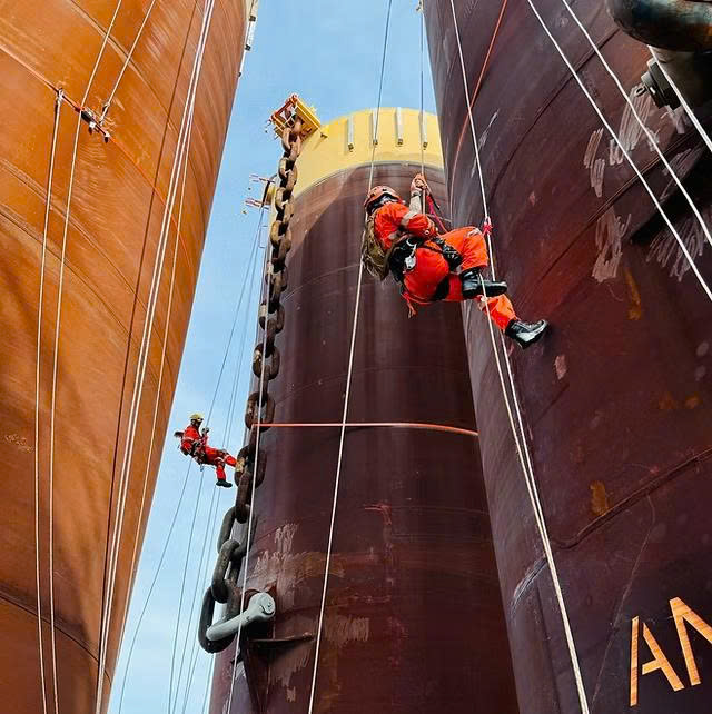 Rope access thường có 2 dây tách biệt để đảm bảo an toàn khi xảy ra rủi ro rơi ngã