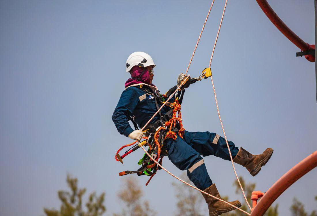 Sử dụng các thiết bị rope access đạt chuẩn vừa giúp bảo vệ khỏi rơi ngã vừa thoải mái làm việc trên cao